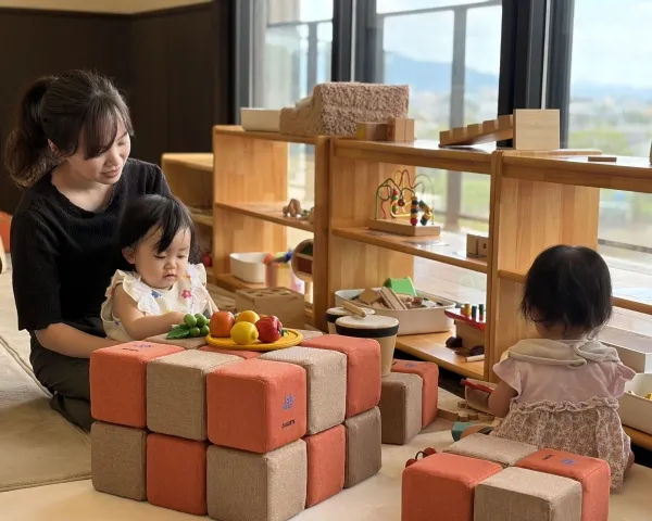 子育てひろばで遊ぶ親子の写真