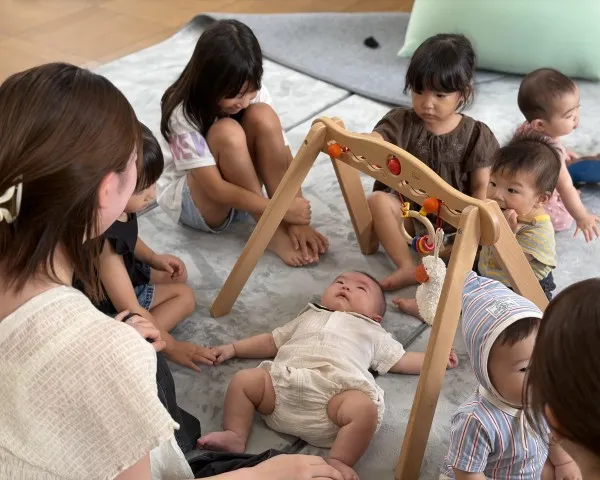 長浦台公民館で遊ぶ子どもたちの写真