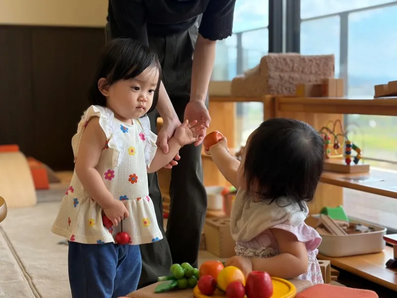 子育てひろばで遊ぶ親子の様子