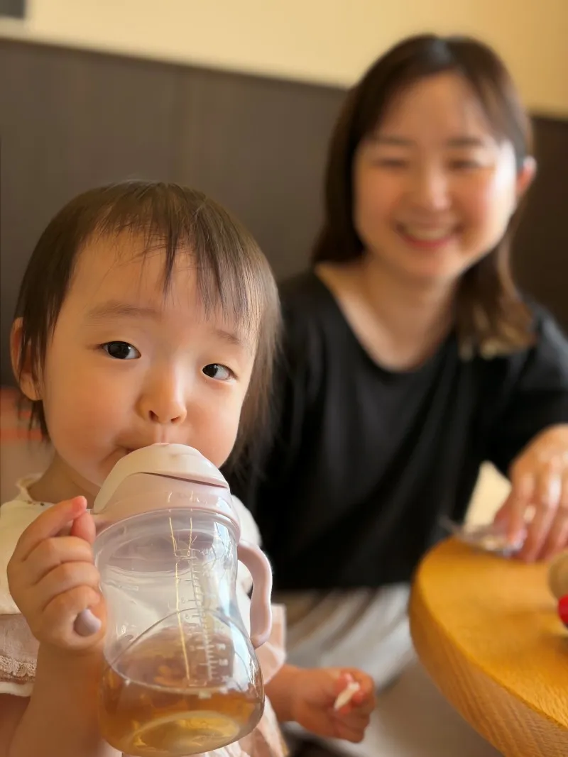 子育てひろばでお茶を飲む子ともの様子