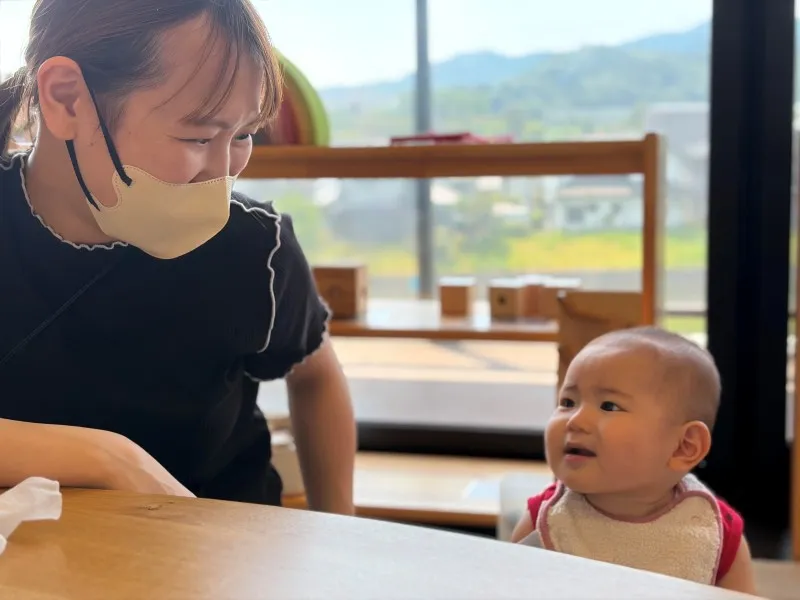 子育てひろばで過ごす親子の様子