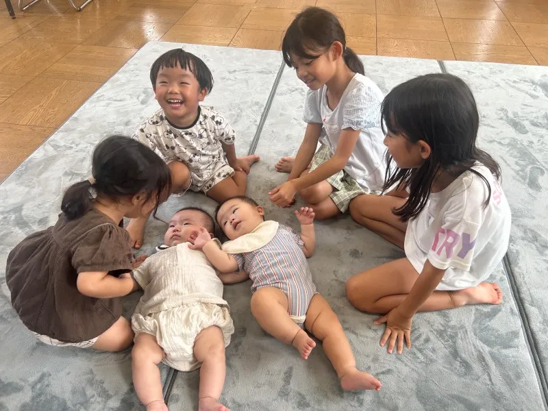 長浦台公民館で遊ぶ子どもたちの写真